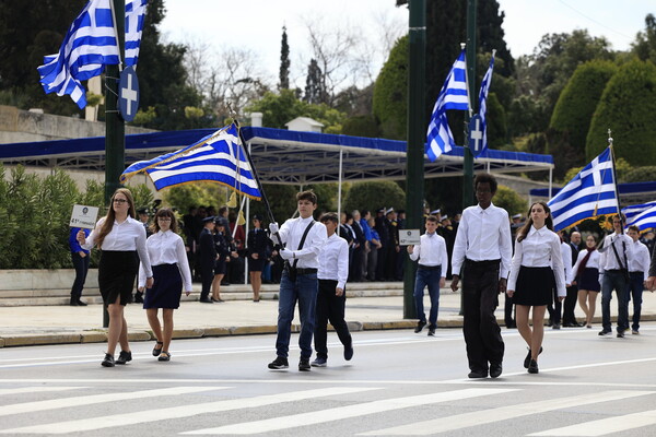 25η Μαρτίου: Πλήθος κόσμου παρακολούθησε τη μαθητική παρέλαση στην Αθήνα