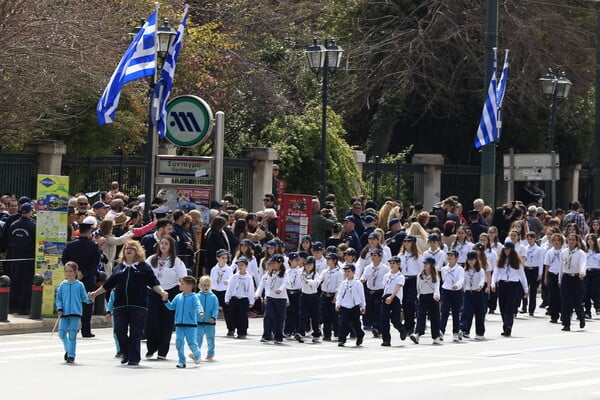 25η Μαρτίου: Πλήθος κόσμου παρακολούθησε τη μαθητική παρέλαση στην Αθήνα