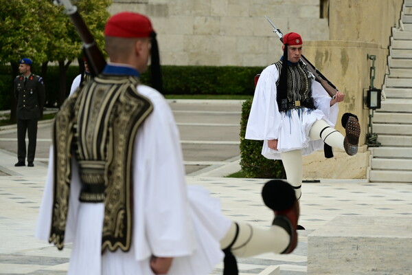 25η Μαρτίου: Σε εξέλιξη η στρατιωτική παρέλαση