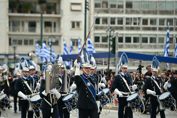 25η Μαρτίου: Σε εξέλιξη η στρατιωτική παρέλαση