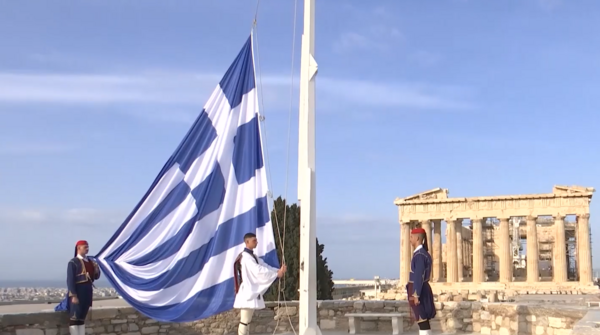 25η Μαρτίου: Δέος στην έπαρση της σημαίας στον Ιερό Βράχο της Ακρόπολης