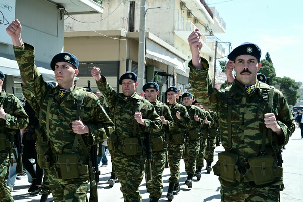 25η Μαρτίου: Ο Στέφανος Κασσελάκης έκανε παρέλαση στην Θήβα