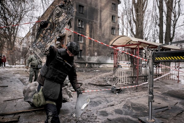 Δέκα τραυματίες από θραύσματα πυραύλων στο Κίεβο - «Μπλακ άουτ» στην Οδησσό