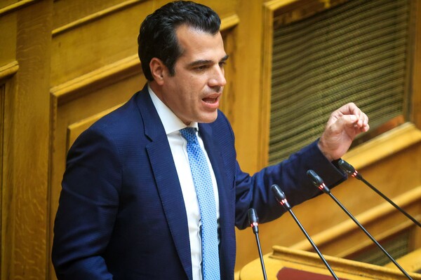 Πλεύρης: «Συμπεριφέρεστε ως συνήγοροι υπεράσπισης του σταθμάρχη και όχι των θυμάτων»