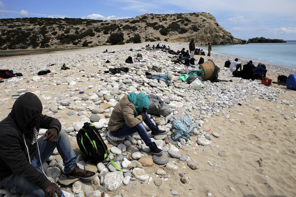 «Μας ωθούν στα όριά μας»: Άρθρο του Guardian για τις μεταναστευτικές ροές στη Γαύδο