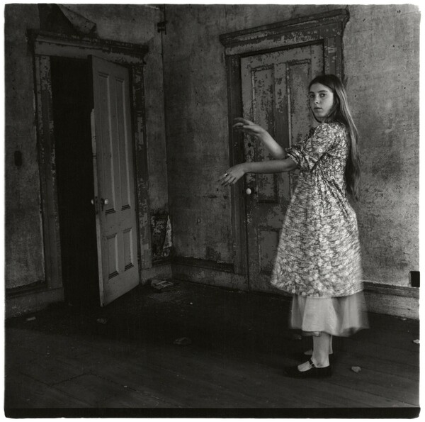 Francesca Woodman: Μια σύντομη ζωή, ένα έργο που επηρεάζει του καλλιτέχνες σήμερα, περισσότερο από ποτέ