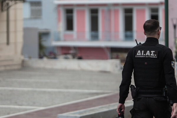 Άγιος Παντελεήμονας: Σύλληψη δύο αστυνομικών έξω από κατάστημα