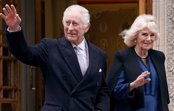 Ευδιάθετος ο βασιλιάς Κάρολος στην πρώτη δημόσια εμφάνισή του μετά τη διάγνωση του καρκίνου