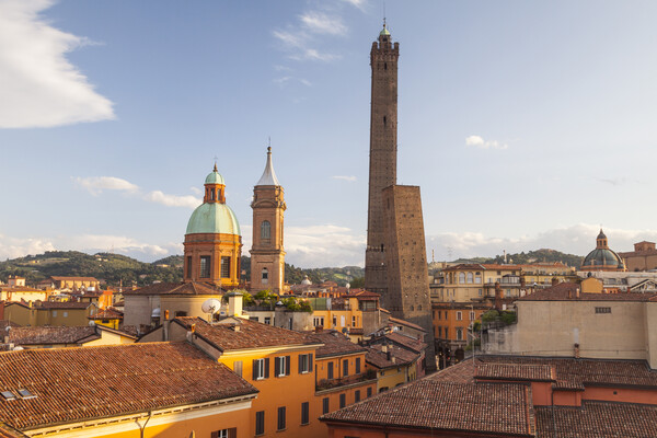 Ιταλία: Ο πύργος της Πίζας και οι πύργοι της Μπολόνια που γέρνουν