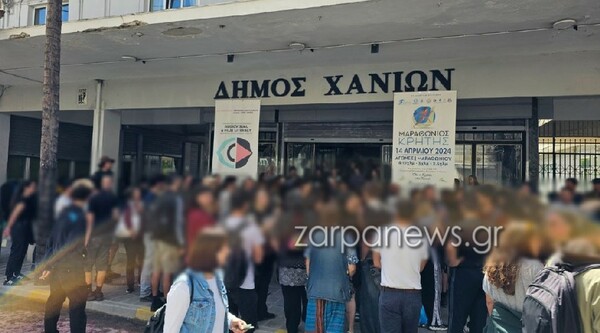 Συμβολική κατάληψη στο δημαρχείο Χανίων για την εκκένωση της κατάληψης Rosa Nera
