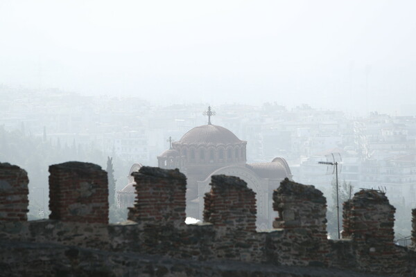 «Ορατότης μηδέν» στη Θεσσαλονίκη που είναι βυθισμένη στην ομίχλη και την αφρικανική σκόνη