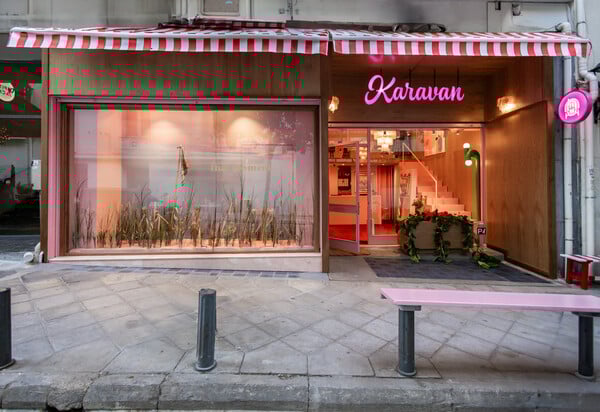 O ροζ πλανήτης των Karavan στη Σκούφου μεγάλωσε