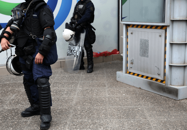 Γυναικοκτονία στους Αγίους Αναργύρους: Απομακρύνθηκαν 4 αστυνομικοί από το ΑΤ μετά το «ξήλωμα» του διοικητή