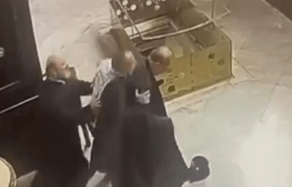 Αρχιμανδρίτης ξυλοκόπησε Μητροπολίτη μέσα σε εκκλησία στην Κωνσταντινούπολη
