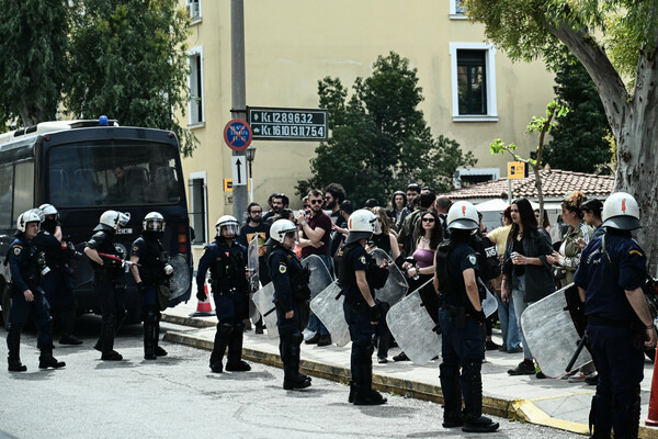 Γυναικοκτονία στους Αγίους Αναργύρους: Στην ανακρίτρια ο δράστης - Επεισόδια κατά τη προσαγωγή του