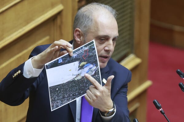 Τέμπη: δυσπιστία σε σκούρες μπλε αποχρώσεις 