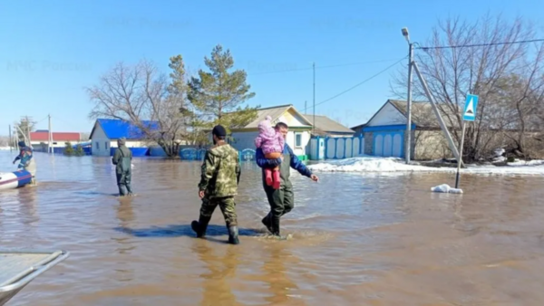 Πλημμύρες στη Ρωσία: «Κρίσιμη» η κατάσταση λέει δήμαρχος - Αυξάνεται συνεχώς η στάθμη του νερού