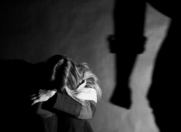Το νέο εγχειρίδιο της ΕΛ.ΑΣ. για την ενδοοικογενειακή βία - Τι αναφέρει για περιπολικά, panic button και χώρους διαμονής των θυμάτων