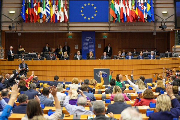 Το Ευρωκοινοβούλιο υπερψήφισε το νέο Σύμφωνο Μετανάστευσης και Ασύλου