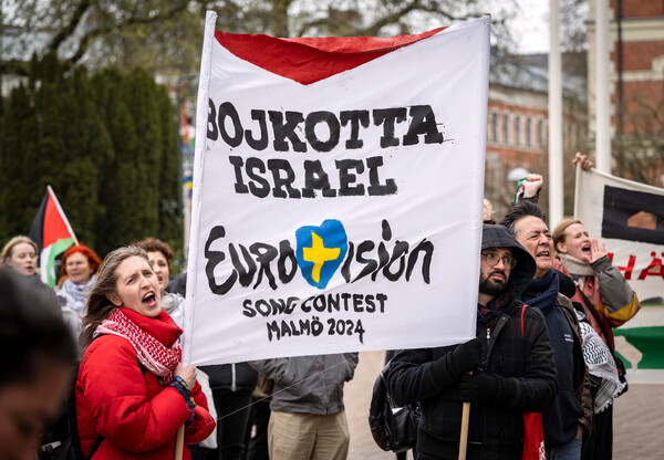 Eurovision 2024: Διαδηλωτές με παλαιστινιακές σημαίες και πανό στο Μάλμε ζητούν μποϊκοτάζ του Ισραήλ