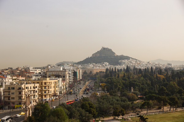 Πότε φεύγει η αφρικανική σκόνη: Δεν προβλέπονται αξιόλογα ποσά, υποστηρίζει ο Κολυδάς