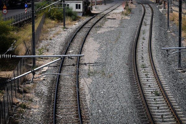 Φθιώτιδα: Φωτιά κοντά σε υποσταθμό ρεύματος - Ακινητοποιήθηκε τρένο