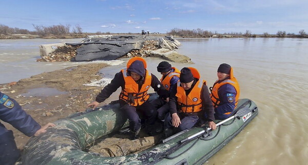 Πλημμύρες: Ξεπέρασε τα 11 μέτρα η στάθμη του νερού στη Ρωσία - Πάνω από 100.000 έφυγαν από τα σπίτια τους στο Καζακστάν