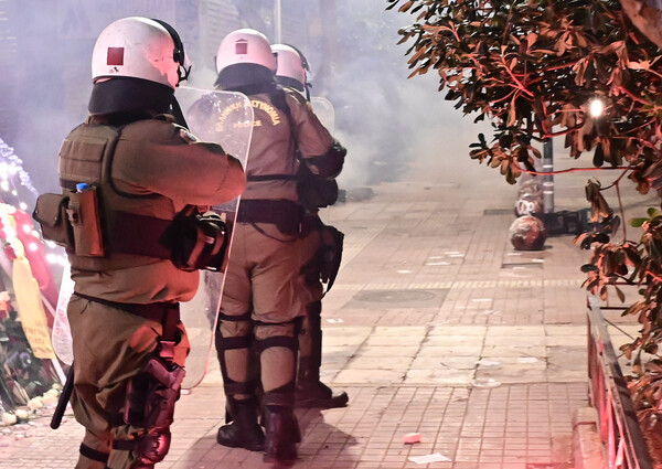 Επεισόδια στα Εξάρχεια: Κουκουλοφόροι επιτέθηκαν με πέτρες και μολότοφ κατά των ΜΑΤ