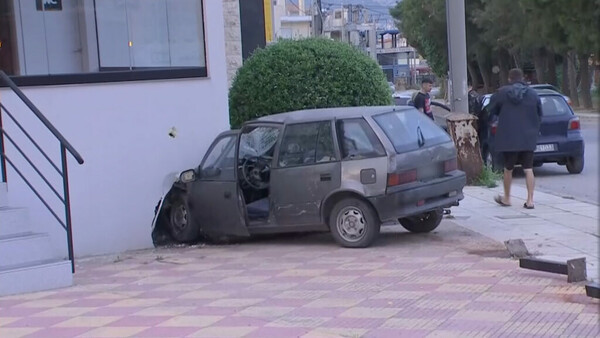 Τροχαίο ατύχημα στο Πέραμα - Οδηγός έχασε τον έλεγχο του αυτοκινήτου και έπεσε σε τοίχο εστιατορίου 