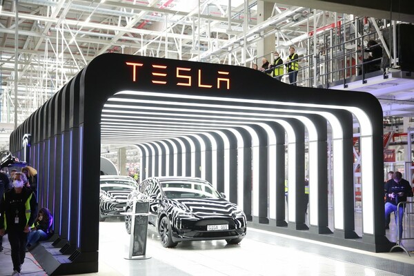 Η Tesla θα απολύσει πάνω από το 10% του προσωπικού της παγκοσμίως