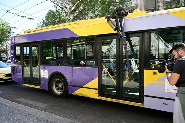 Ατύχημα με τρόλεϊ και τουριστικό λεωφορείο στην Πανεπιστημίου - Έξι τραυματίες - Δείτε φωτογραφίες