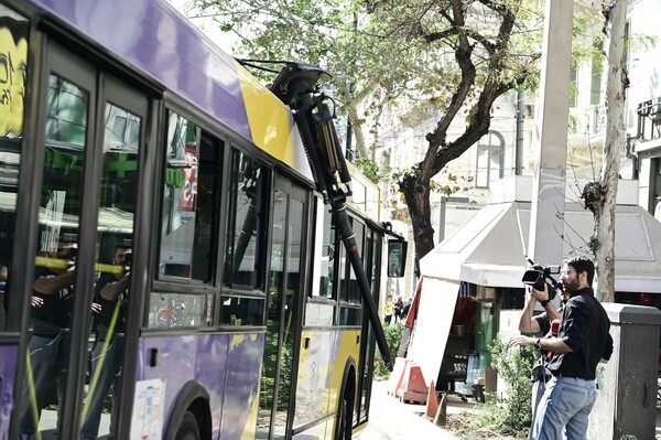 Ατύχημα με τρόλεϊ και τουριστικό λεωφορείο στην Πανεπιστημίου - Έξι τραυματίες - Δείτε φωτογραφίες