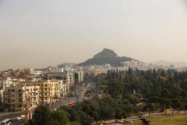 Καιρός: Υψηλές θερμοκρασίες με αφρικανική σκόνη στην ατμόσφαιρα και σήμερα