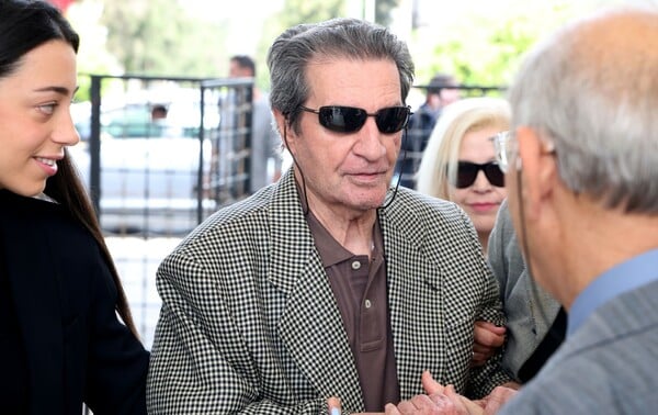 Γιάννης Φέρτης: Η κηδεία του αυτή την ώρα στο Α' Νεκροταφείο