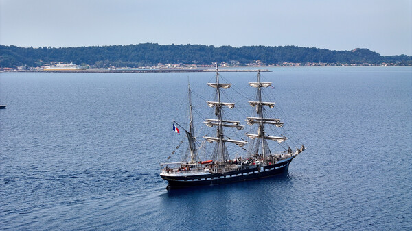 Στον Πειραιά το γαλλικό ιστιοφόρο «Belem» – Θα μεταφέρει την Ολυμπιακή Φλόγα στη Μασσαλία