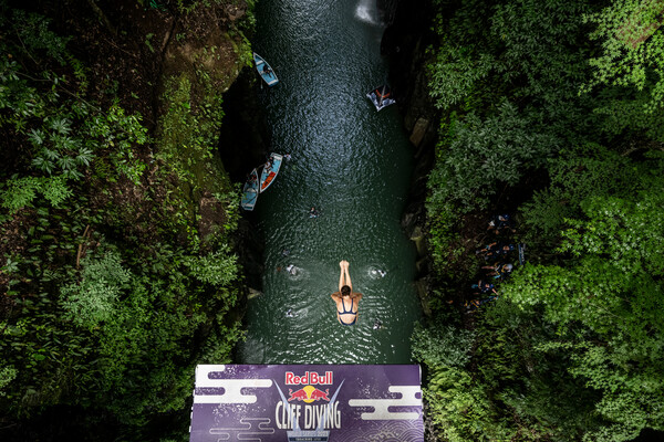 7 κορυφαίοι αθλητές του Red Bull Cliff Diving μας μιλούν για τις ξεχωριστές εμπειρίες τους 