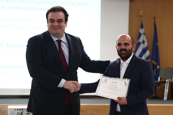 Βραβεύτηκαν εκπαιδευτικοί που έσωσαν μαθητές: Η επίθεση με το σφυρί, η λαβή Heimlich και ΚΑΡΠΑ σε μαθήτρια