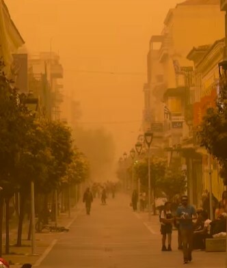 Αφρικανική σκόνη στην Καλαμάτα: Απόκοσμες εικόνες με τον ουρανό να βάφεται πορτοκαλί