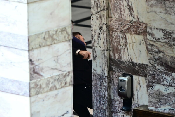 «Κτηνωδία» οι γροθιές του Φλώρου στον Γραμμένο λέει ο Τασούλας- 15 ημέρες εκτός Βουλής