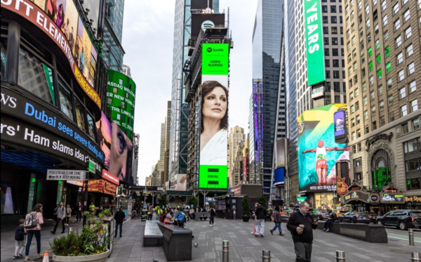 Νέα Υόρκη: Η Χάρις Αλεξίου σε billboard στην Times Square