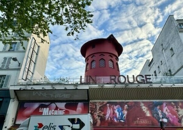 Παρίσι: Έπεσαν τα φτερά του Moulin Rouge – Άγνωστη η αιτία