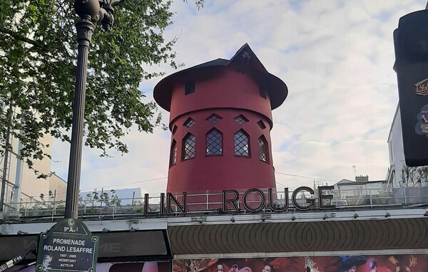 Παρίσι: Έπεσαν τα φτερά του Moulin Rouge – Άγνωστη η αιτία