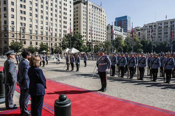 Στη Χιλή η Κατερίνα Σακελλαροπούλου: Δώρισε στο Μουσείο Μνήμης φωτογραφία από το Πολυτεχνείο