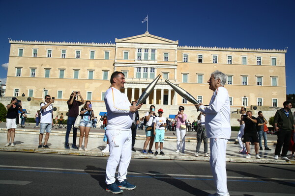 Ολυμπιακή Φλόγα: Κλειστοί δρόμοι στο κέντρο της Αθήνας- Οδεύει προς το Καλλιμάρμαρο