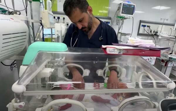 Γάζα: Πέθανε το βρέφος που είχαν σώσει από τη μήτρα της μητέρας του στη Ράφα