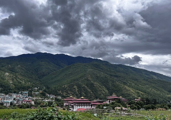 Ινδία, Νεπάλ, Μπουτάν: Καταγράφοντας τις συνέπειες της κλιματικής αλλαγής,  την τεχνική νοημοσύνη και όσα πρεσβεύει η «γκουρού» Βαντάνα Σίβα