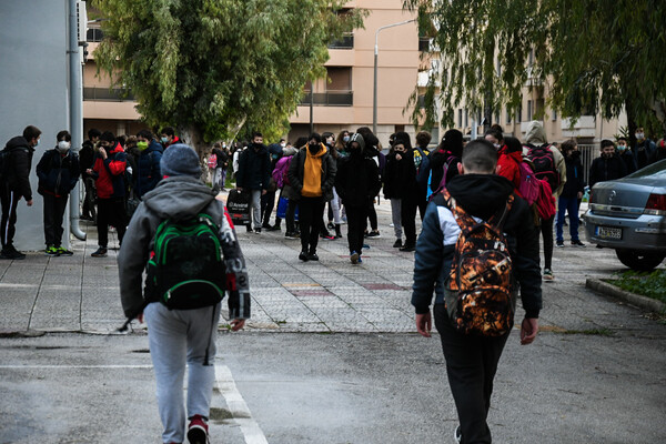 Πάτρα: Εξαρθρώθηκε κύκλωμα που διακινούσε ναρκωτικά σε σχολείο- Τέσσερις ανήλικοι στους 19 συλληφθέντες