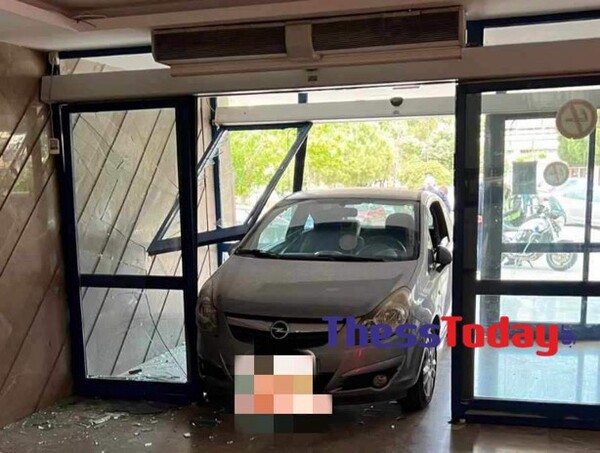 Θεσσαλονίκη: Αυτοκίνητο μπήκε μέσα στη τζαμαρία του Ιπποκράτειου