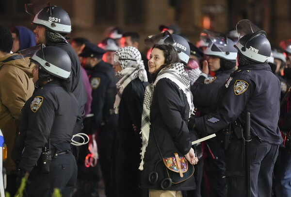 ΗΠΑ: Αστυνομικές επεμβάσεις κατά των φοιτητών - 300 συλλήψεις στη Νέα Υόρκη