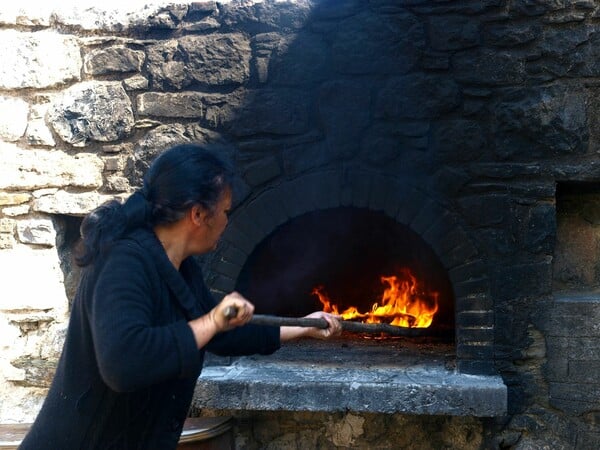 Λαμπριάτης, πάτουδο, βυζάντι ή οφτό, το γεμιστό κατσίκι είναι ατόφια η γεύση του Πάσχα στο Αιγαίο